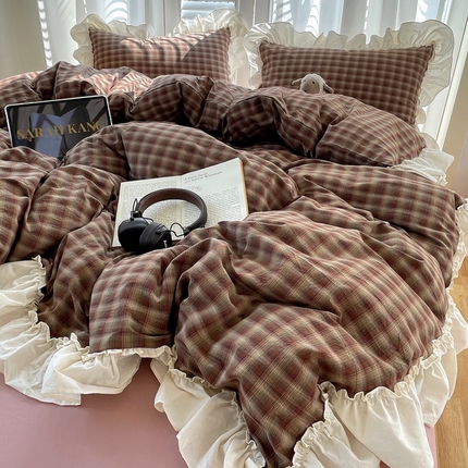 91家纺网 家纺一手货源 找家纺 六巷胡同 2025新款韩式复古风水洗棉花边格子四件套 花边赫本红格