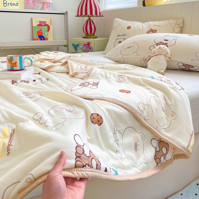 91家纺网 家纺一手货源 找家纺 金爱家2025新款A类高品质正版授权miiiiichan可爱卡通狗狗白熊女孩牛奶丝针织棉夏被 针织棉miiiiichan-奶咖棕熊