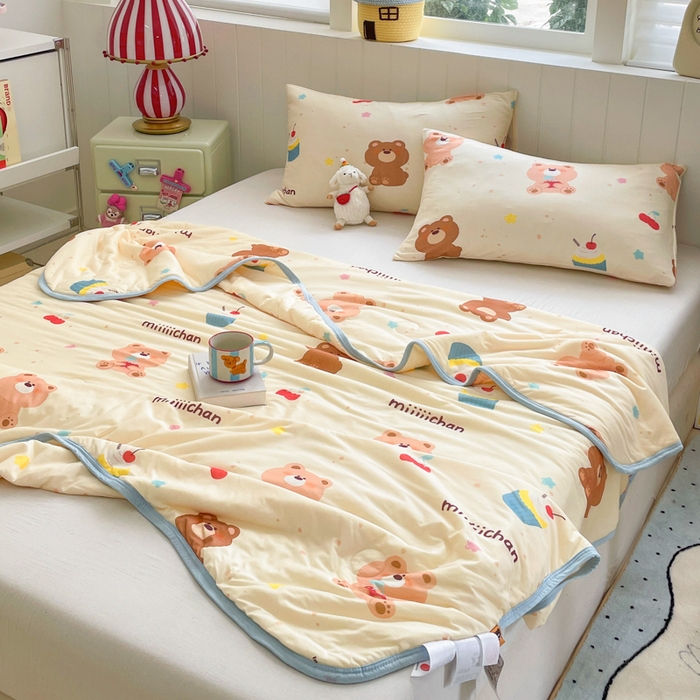 91家纺网 家纺一手货源 找家纺 金爱家2025新款A类高品质正版授权miiiiichan可爱卡通狗狗白熊女孩牛奶丝针织棉夏被 针织棉miiiiichan-A甜甜棕