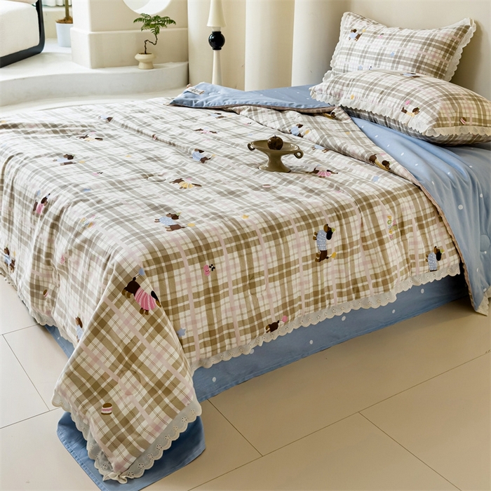 91家纺网 家纺一手货源 找家纺 2025新款全棉花边大豆夏被四件套 狗狗游园会