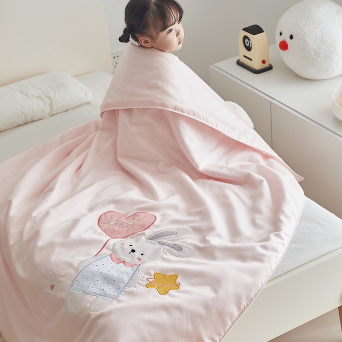 91家纺网 家纺一手货源 找家纺 荷马之梦 2025新款系列—A类棉贴布绣大豆儿童夏被 气球小兔