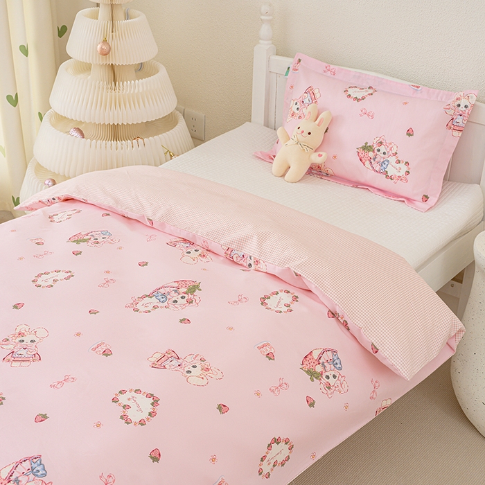 91家纺网 家纺一手货源 找家纺 良佐生活 2025新款高支高密全棉儿童被套 草莓小兔