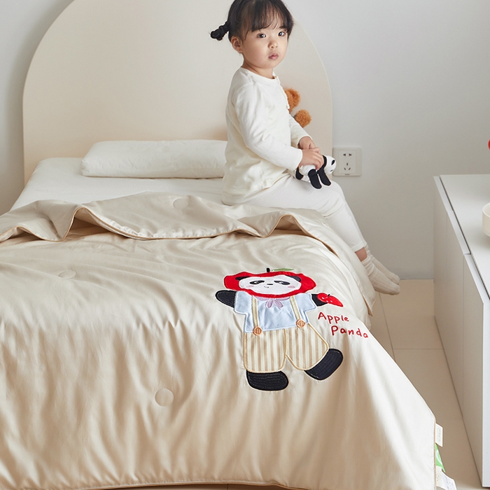 91家纺网 家纺一手货源 找家纺 荷马之梦 2025新款系列—A类棉贴布绣大豆儿童夏被 苹果小熊猫