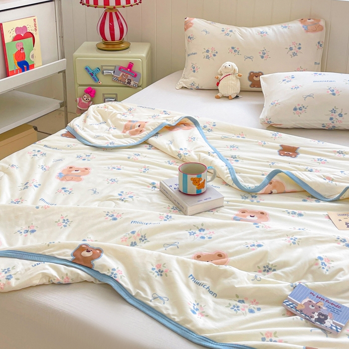 91家纺网 家纺一手货源 找家纺 金爱家2025新款A类高品质正版授权miiiiichan可爱卡通狗狗白熊女孩牛奶丝针织棉夏被 针织棉miiiiichan-花花熊君