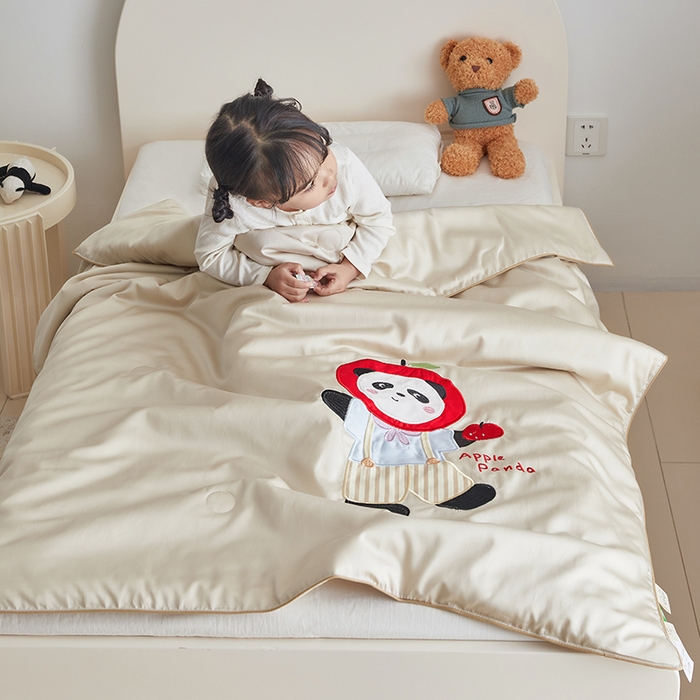 91家纺网 家纺一手货源 找家纺 荷马之梦 2025新款系列—A类棉贴布绣大豆儿童夏被 苹果小熊猫