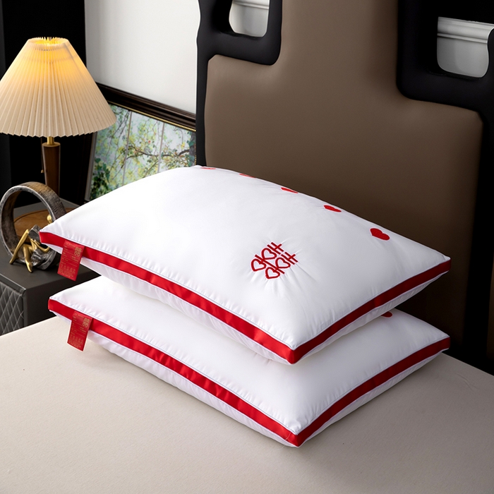 91家纺网 家纺一手货源 找家纺 枕之坊 2025新款婚庆羽丝枕枕头枕芯 心心相印