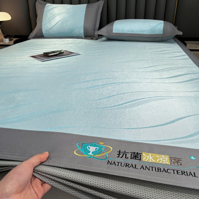 91家纺网 家纺一手货源 找家纺 阿亮家居 2025新款凉席冰丝席三明治宽包边刺绣款粗冰丝凉席柔美灰（床笠款）