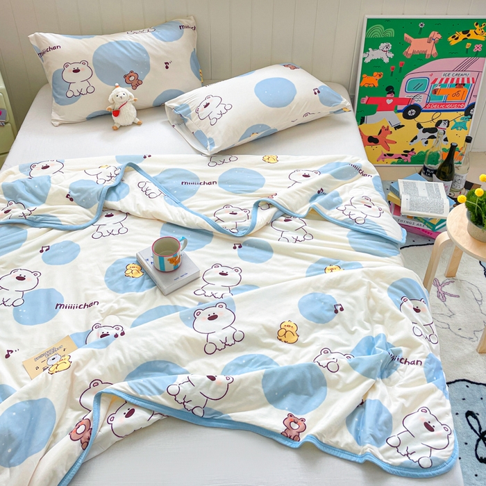 91家纺网 家纺一手货源 找家纺 金爱家2025新款A类高品质正版授权miiiiichan可爱卡通狗狗白熊女孩牛奶丝针织棉夏被 针织棉miiiiichan-波点白熊