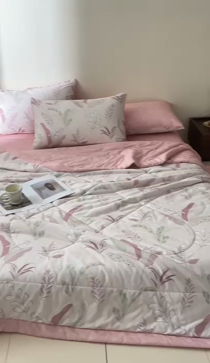 91家纺网 家纺一手货源 找家纺 珂博家纺2025新款亲肤全棉印花夏被 多巴胺粉