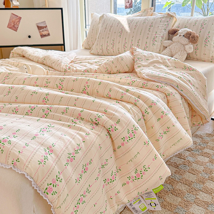 91家纺网 家纺一手货源 找家纺 创优  2025新款有氧双层纱小清新印花小花边夏被夏凉被可机洗空调被子被芯 粉黛花园