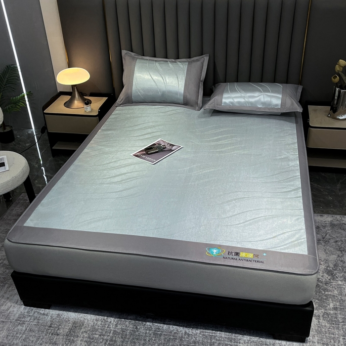 91家纺网 家纺一手货源 找家纺 阿亮家居 2025新款凉席冰丝席三明治宽包边刺绣款粗冰丝凉席柔美绿（床笠款）