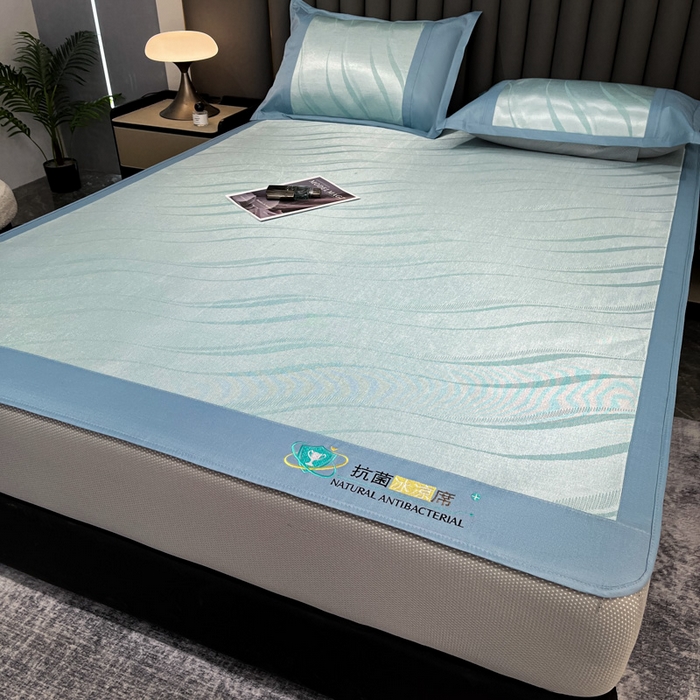 91家纺网 家纺一手货源 找家纺 阿亮家居 2025新款凉席冰丝席三明治宽包边刺绣款粗冰丝凉席柔美蓝（床笠款）