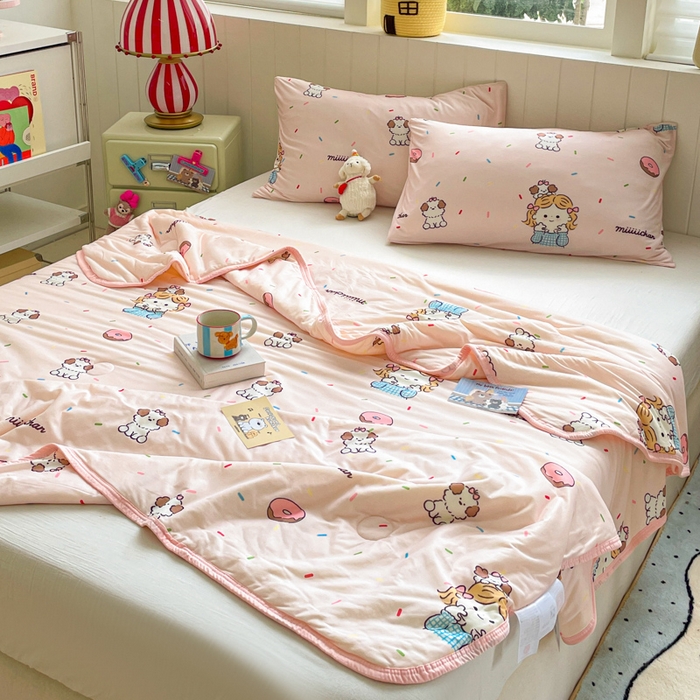 91家纺网 家纺一手货源 找家纺 金爱家2025新款A类高品质正版授权miiiiichan可爱卡通狗狗白熊女孩牛奶丝针织棉夏被 针织棉miiiiichan-甜甜女孩