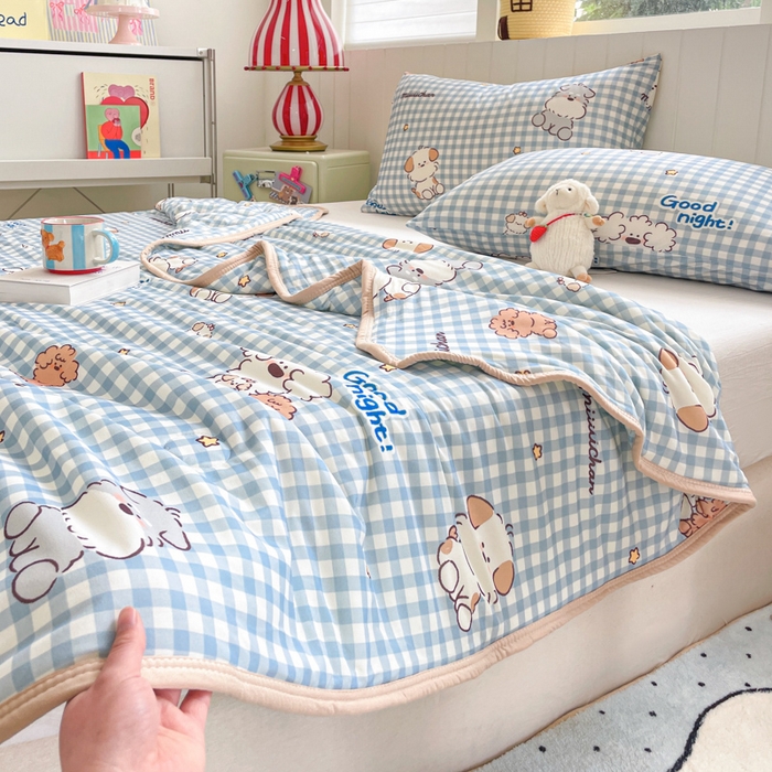 91家纺网 家纺一手货源 找家纺 金爱家2025新款A类高品质正版授权miiiiichan可爱卡通狗狗白熊女孩牛奶丝针织棉夏被 针织棉miiiiichan-蓝格狗狗