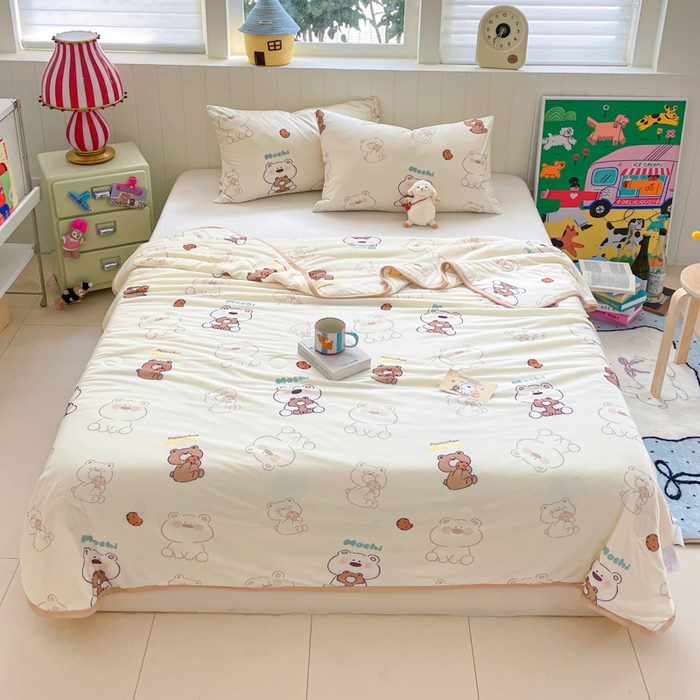 91家纺网 家纺一手货源 找家纺 金爱家2025新款A类高品质正版授权miiiiichan可爱卡通狗狗白熊女孩牛奶丝针织棉夏被 针织棉miiiiichan-奶咖棕熊