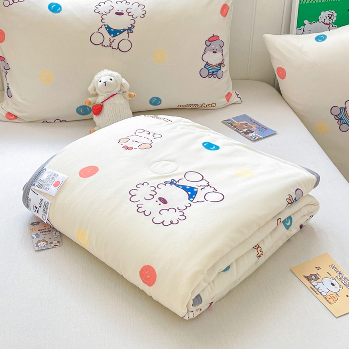 91家纺网 家纺一手货源 找家纺 金爱家2025新款A类高品质正版授权miiiiichan可爱卡通狗狗白熊女孩牛奶丝针织棉夏被 针织棉miiiiichan-彩点狗狗