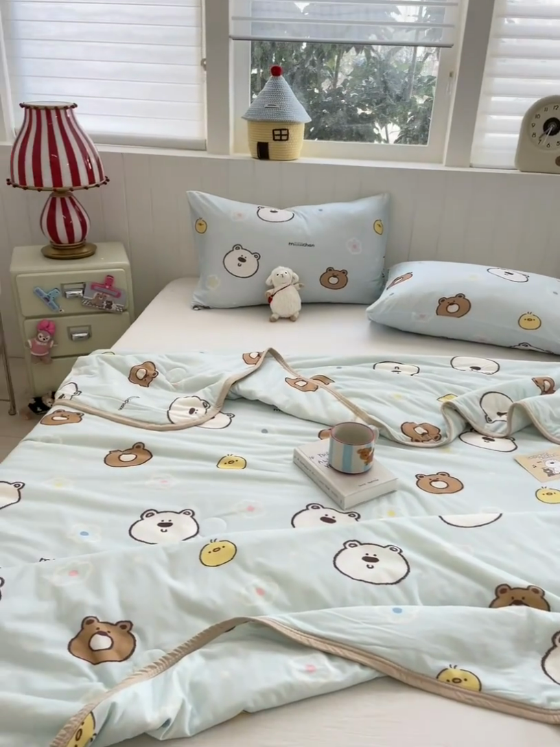 91家纺网 家纺一手货源 找家纺 金爱家2025新款A类高品质正版授权miiiiichan可爱卡通狗狗白熊女孩牛奶丝针织棉夏被 针织棉miiiiichan-开心白熊