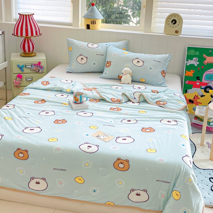 91家纺网 家纺一手货源 找家纺 金爱家2025新款A类高品质正版授权miiiiichan可爱卡通狗狗白熊女孩牛奶丝针织棉夏被 针织棉miiiiichan-开心白熊