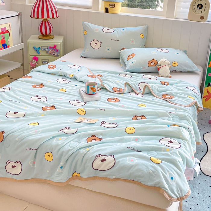 91家纺网 家纺一手货源 找家纺 金爱家2025新款A类高品质正版授权miiiiichan可爱卡通狗狗白熊女孩牛奶丝针织棉夏被 针织棉miiiiichan-开心白熊