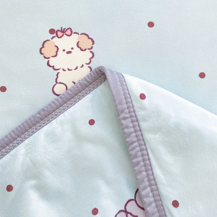 91家纺网 家纺一手货源 找家纺 金爱家2025新款A类高品质正版授权miiiiichan可爱卡通狗狗白熊女孩牛奶丝针织棉夏被 针织棉miiiiichan-蓝点狗狗