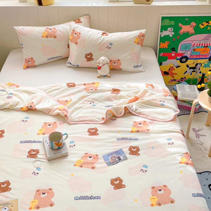 91家纺网 家纺一手货源 找家纺 金爱家2025新款A类高品质正版授权miiiiichan可爱卡通狗狗白熊女孩牛奶丝针织棉夏被 针织棉miiiiichan-牛奶棕熊