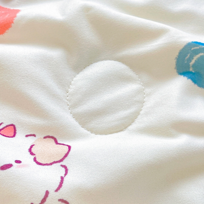 91家纺网 家纺一手货源 找家纺 金爱家2025新款A类高品质正版授权miiiiichan可爱卡通狗狗白熊女孩牛奶丝针织棉夏被 针织棉miiiiichan-彩点狗狗