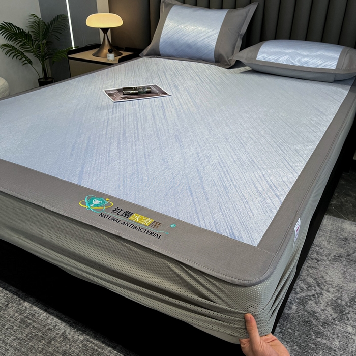 91家纺网 家纺一手货源 找家纺 阿亮家居 2025新款凉席冰丝席三明治宽包边刺绣款粗冰丝凉席流星雨紫灰（床笠款）