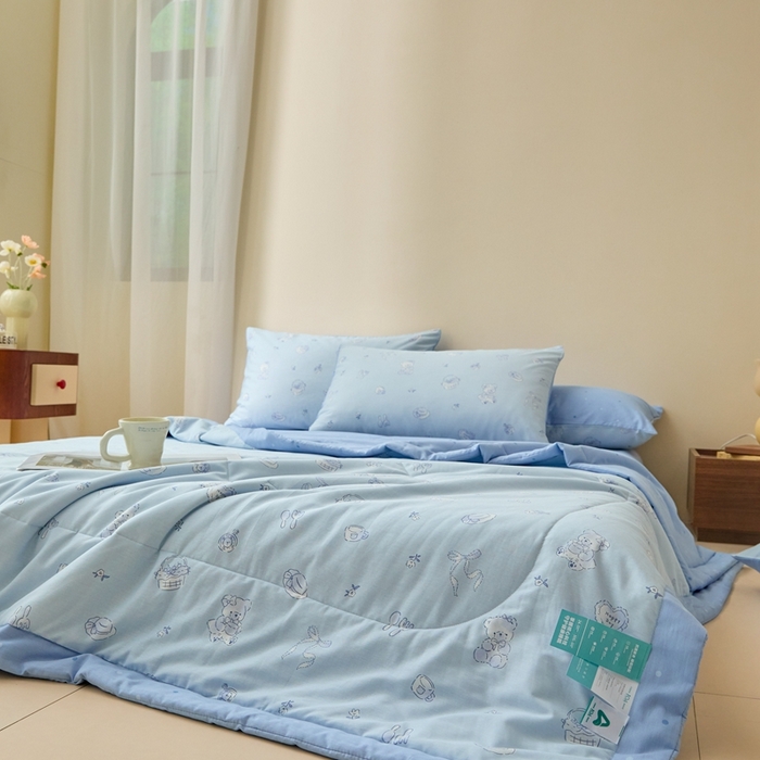 91家纺网 家纺一手货源 找家纺 珂博家纺2025新款亲肤全棉印花夏被 布偶小熊