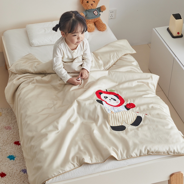 91家纺网 家纺一手货源 找家纺 荷马之梦 2025新款系列—A类棉贴布绣大豆儿童夏被 苹果小熊猫