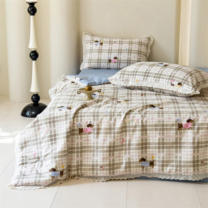 91家纺网 家纺一手货源 找家纺 2025新款全棉花边大豆夏被四件套 狗狗游园会