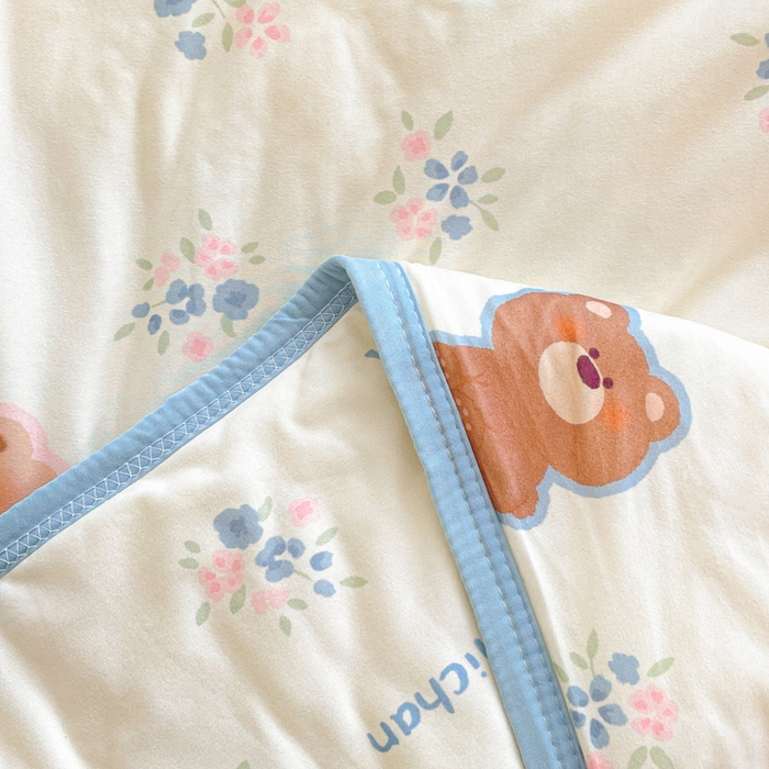 91家纺网 家纺一手货源 找家纺 金爱家2025新款A类高品质正版授权miiiiichan可爱卡通狗狗白熊女孩牛奶丝针织棉夏被 针织棉miiiiichan-花花熊君