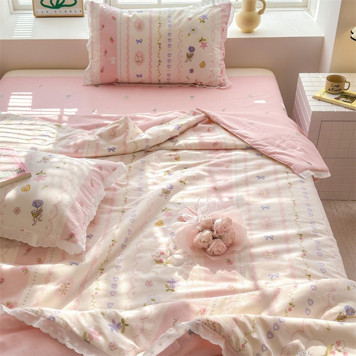 91家纺网 家纺一手货源 找家纺 2025新款全棉花边大豆夏被四件套 花朵兔兔