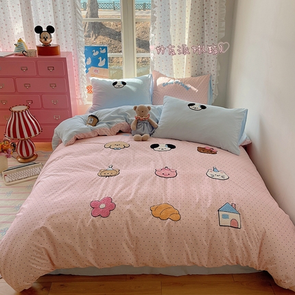 91家纺网 家纺一手货源 找家纺 顾里家纺 2025新款韩系童趣毛巾绣云朵棉套件 好友派对（粉）