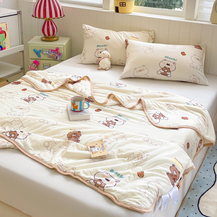 91家纺网 家纺一手货源 找家纺 金爱家2025新款A类高品质正版授权miiiiichan可爱卡通狗狗白熊女孩牛奶丝针织棉夏被 针织棉miiiiichan-奶咖棕熊