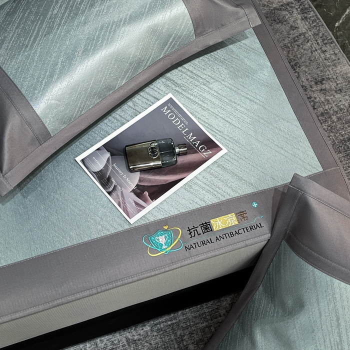 91家纺网 家纺一手货源 找家纺 阿亮家居 2025新款凉席冰丝席三明治宽包边刺绣款粗冰丝凉席流星雨灰（床笠款）