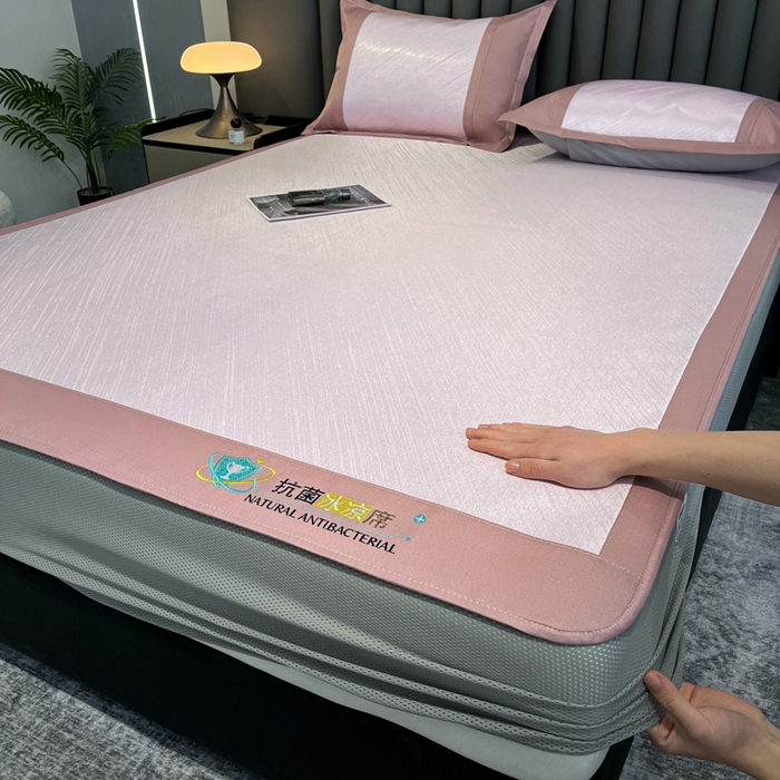 91家纺网 家纺一手货源 找家纺 阿亮家居 2025新款凉席冰丝席三明治宽包边刺绣款粗冰丝凉席流星雨粉（床笠款）