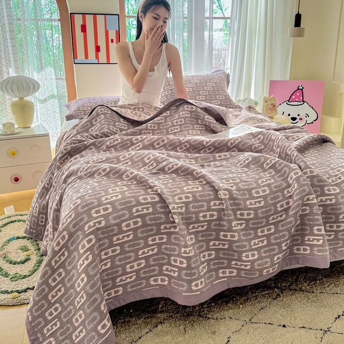 91家纺网 家纺一手货源 找家纺 棠薇家纺2025新款简约风多功能纱布盖毯纱布毯子毛巾被床盖沙发巾单毯枕巾枕套三件套 爱情扣浅紫