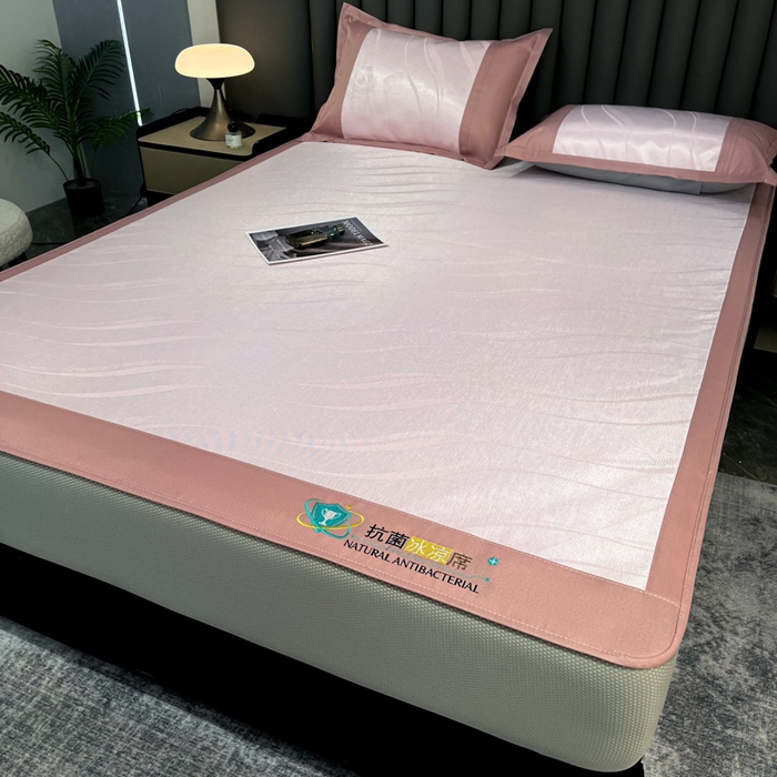 91家纺网 家纺一手货源 找家纺 阿亮家居 2025新款凉席冰丝席三明治宽包边刺绣款粗冰丝凉席柔美粉（床笠款）