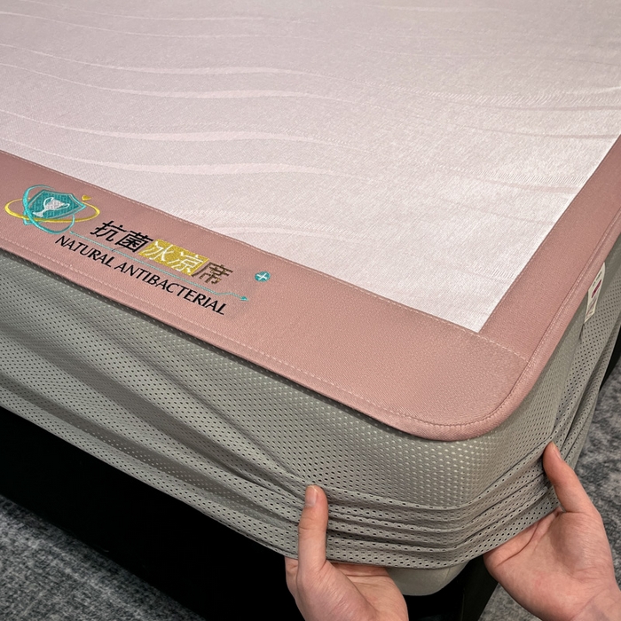 91家纺网 家纺一手货源 找家纺 阿亮家居 2025新款凉席冰丝席三明治宽包边刺绣款粗冰丝凉席柔美粉（床笠款）