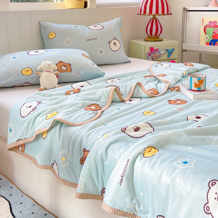 91家纺网 家纺一手货源 找家纺 金爱家2025新款A类高品质正版授权miiiiichan可爱卡通狗狗白熊女孩牛奶丝针织棉夏被 针织棉miiiiichan-开心白熊