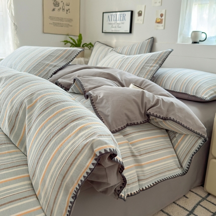 91家纺网 家纺一手货源 找家纺 2025新款A类全棉色织水洗棉贝壳绣条纹系列四件套 静谧浅灰