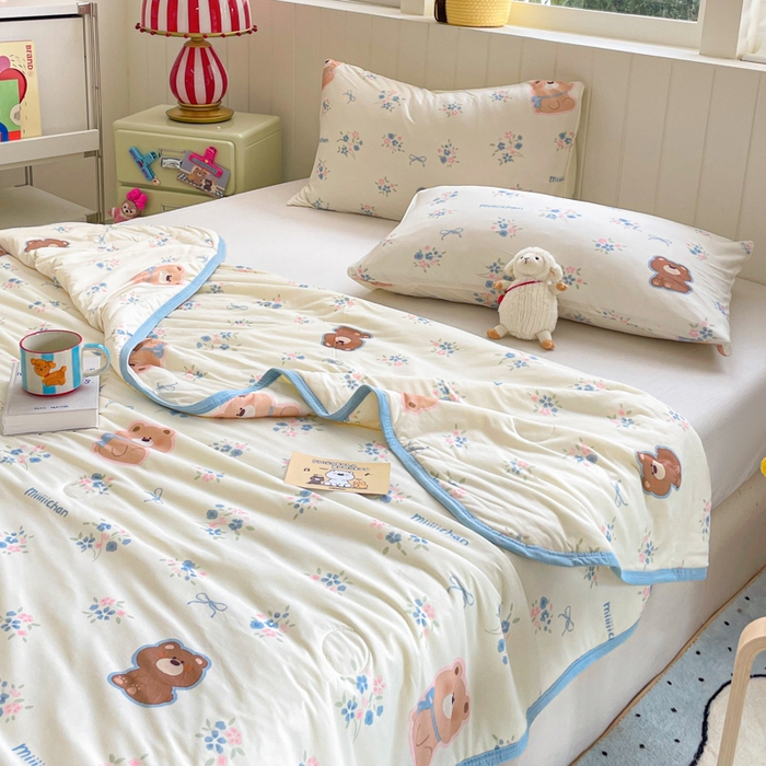 91家纺网 家纺一手货源 找家纺 金爱家2025新款A类高品质正版授权miiiiichan可爱卡通狗狗白熊女孩牛奶丝针织棉夏被 针织棉miiiiichan-花花熊君