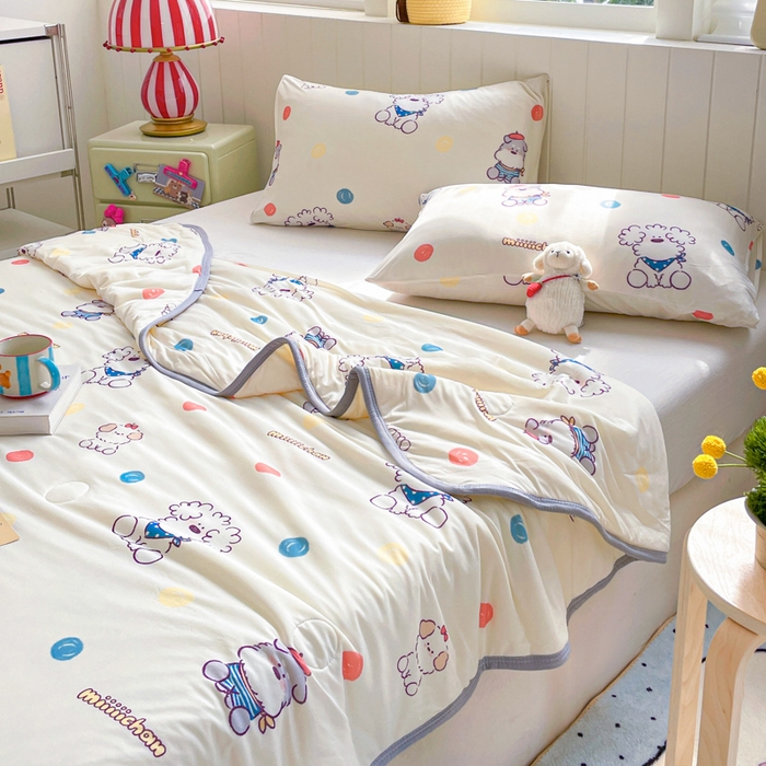 91家纺网 家纺一手货源 找家纺 金爱家2025新款A类高品质正版授权miiiiichan可爱卡通狗狗白熊女孩牛奶丝针织棉夏被 针织棉miiiiichan-彩点狗狗