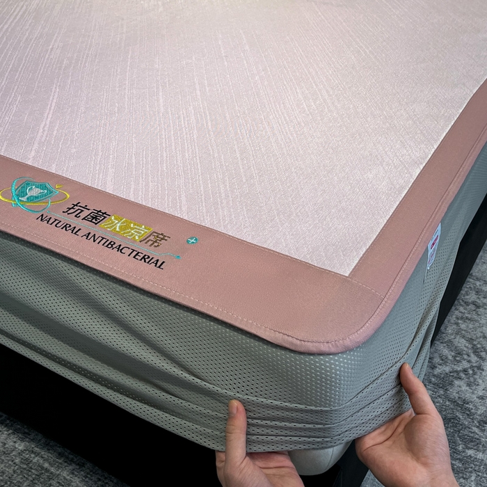 91家纺网 家纺一手货源 找家纺 阿亮家居 2025新款凉席冰丝席三明治宽包边刺绣款粗冰丝凉席流星雨粉（床笠款）