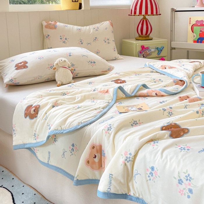 91家纺网 家纺一手货源 找家纺 金爱家2025新款A类高品质正版授权miiiiichan可爱卡通狗狗白熊女孩牛奶丝针织棉夏被 针织棉miiiiichan-花花熊君