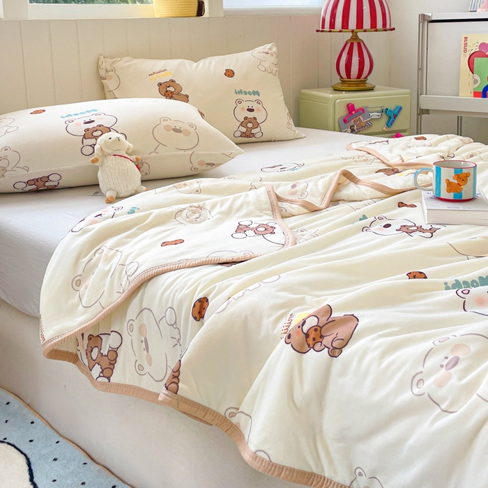 91家纺网 家纺一手货源 找家纺 金爱家2025新款A类高品质正版授权miiiiichan可爱卡通狗狗白熊女孩牛奶丝针织棉夏被 针织棉miiiiichan-奶咖棕熊