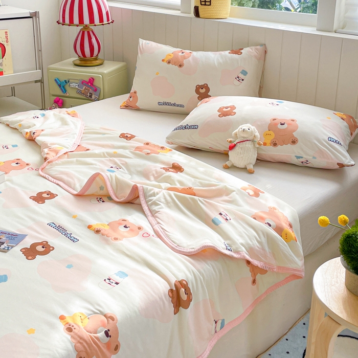 91家纺网 家纺一手货源 找家纺 金爱家2025新款A类高品质正版授权miiiiichan可爱卡通狗狗白熊女孩牛奶丝针织棉夏被 针织棉miiiiichan-牛奶棕熊