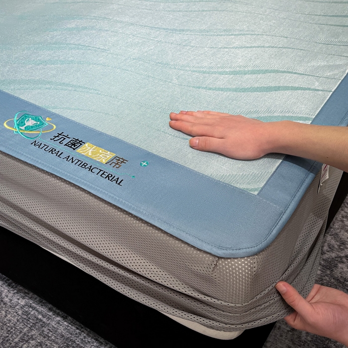 91家纺网 家纺一手货源 找家纺 阿亮家居 2025新款凉席冰丝席三明治宽包边刺绣款粗冰丝凉席柔美蓝（床笠款）