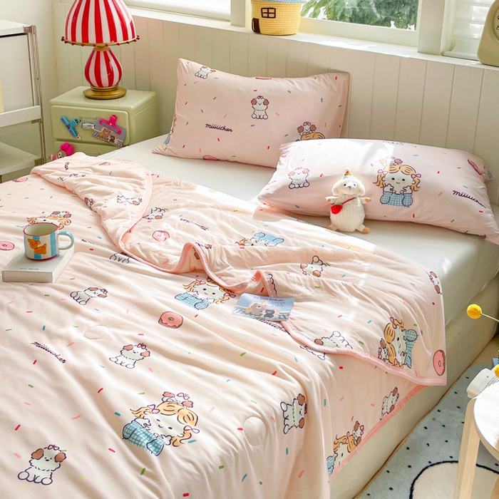 91家纺网 家纺一手货源 找家纺 金爱家2025新款A类高品质正版授权miiiiichan可爱卡通狗狗白熊女孩牛奶丝针织棉夏被 针织棉miiiiichan-甜甜女孩