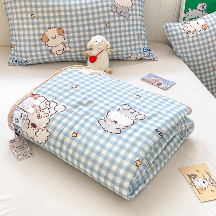 91家纺网 家纺一手货源 找家纺 金爱家2025新款A类高品质正版授权miiiiichan可爱卡通狗狗白熊女孩牛奶丝针织棉夏被 针织棉miiiiichan-蓝格狗狗